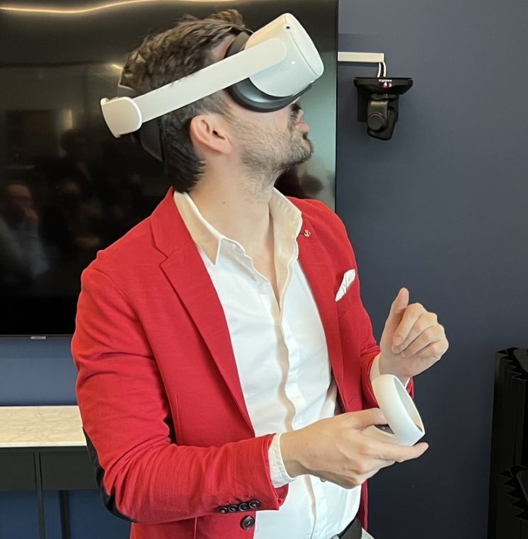 Juan Godoy Peñas looking up and right, wearing a virtual reality headset and holding a joystick.